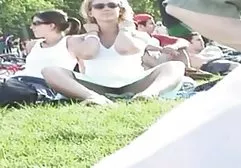 Sarkık memeler çorap barda sex partisi içinde MILF Fucks